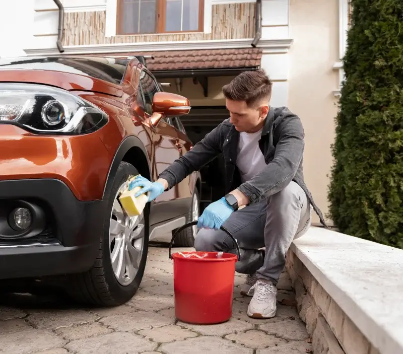 Lavage auto à domicile Ballots : professionnel intervenant sur un véhicule